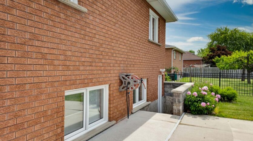 3933 Glenoaks Avenue, Niagara Falls