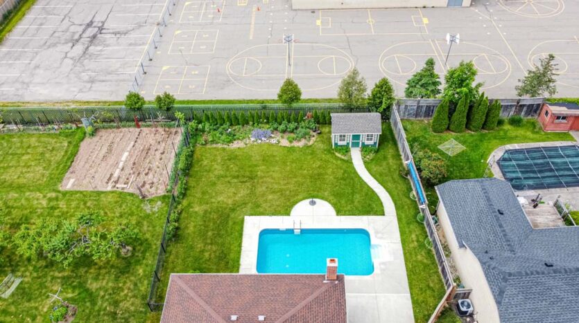 3933 Glenoaks Avenue, Niagara Falls
